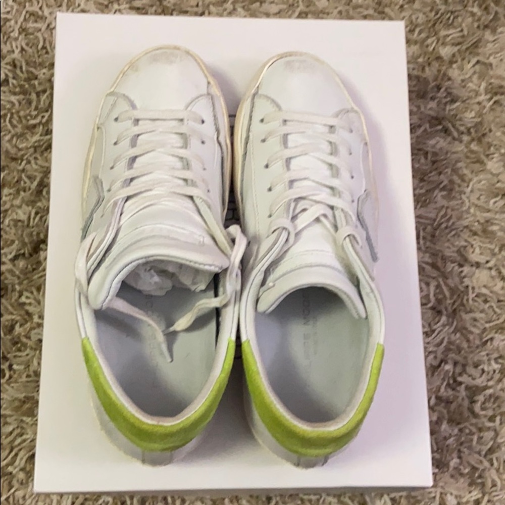 Sneaker - Picture 2 of 3